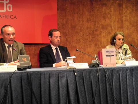 2. De izq. a dere.: Luis Padilla -Secretario General de Casa África-, D. Alonso Dezcallar y Mazarredo -Embajador de España en Mauritania y autor del prólogo de la publicación-, y Dª Mariem Daddah -Presidenta de la Fundación Moktar Ould Daddah-