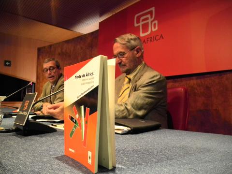 2. Presentación del libro Norte de África: rebeliones y opciones políticas en Casa África, con Santiago Martínez-Caro (Director General de Casa África) y Víctor Morales Lezcano (editor de la obra)