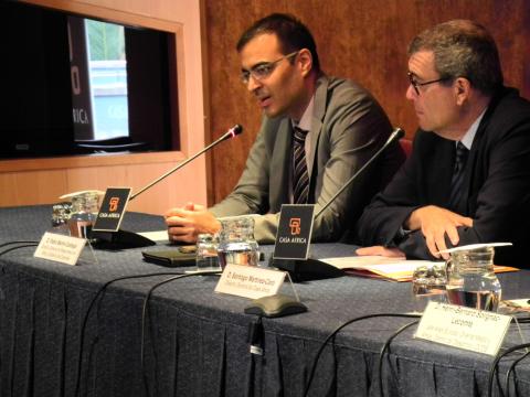 6. Presentación del acto. De izq. a dere.: Pablo Martín-Carbajal (Director General de Relaciones con África del Gobierno de Canarias), y Santiago Martínez-Caro (Director General de Casa África)