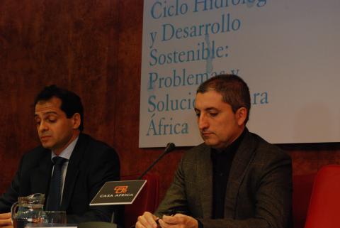 1. Presentación de las jornadas. De izq. a dere.: Carmelo León -Dtor. de la Cátedra UNESCO en Planificación Turística y Desarrollo Sostenible-, y Jorge Pérez Artiles - Jefe del Área de Desarrollo Económico y Acción Social de Casa África
