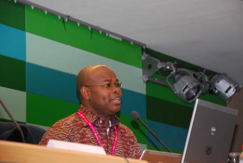 16. Imagen de Adebayo Olukoshi, Director del Instituto Africano para el Desarrollo y Planificación
