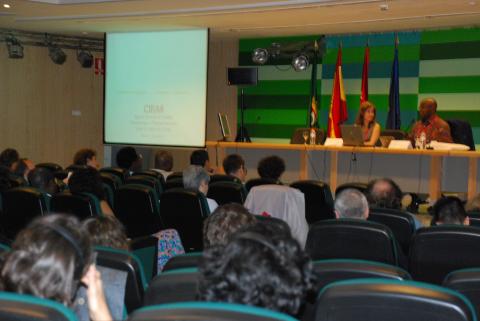 17. Imagen de la presentación de la conferencia de Adebayo Olukoshi, Director del Instituto Africano para el Desarrollo y Planificación