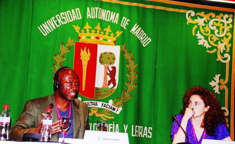 21. Imagen de debayo Olukoshi, Director del Instituto Africano para el Desarrollo y Planificación durante la clausura del Congreso