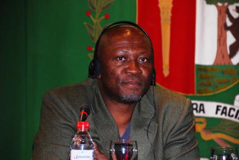 22. Imagen de debayo Olukoshi, Director del Instituto Africano para el Desarrollo y Planificación durante la clausura del Congreso