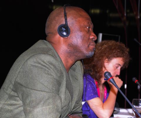 23. Imagen de debayo Olukoshi, Director del Instituto Africano para el Desarrollo y Planificación durante la clausura del Congreso