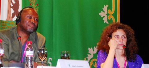24. Imagen de debayo Olukoshi, Director del Instituto Africano para el Desarrollo y Planificación durante la clausura del Congreso