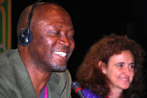 25. Imagen de debayo Olukoshi, Director del Instituto Africano para el Desarrollo y Planificación durante la clausura del Congreso