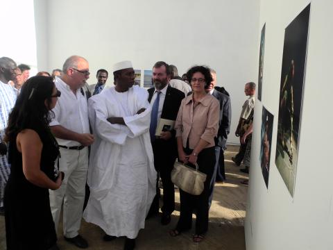 5. Ricardo Martínez Vázquez -Director General de Casa África- y Hamane Niang -Ministro de Cultura de Mali- en la exposición Singularidades organizada por Casa África en la VIII Edición de la Bienal de Fotografía de Bamako, 2011