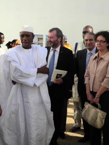 6. Ricardo Martínez Vázquez -Director General de Casa África- y Hamane Niang -Ministro de Cultura de Mali- en la exposición Singularidades organizada por Casa África en la VIII Edición de la Bienal de Fotografía de Bamako, 2011