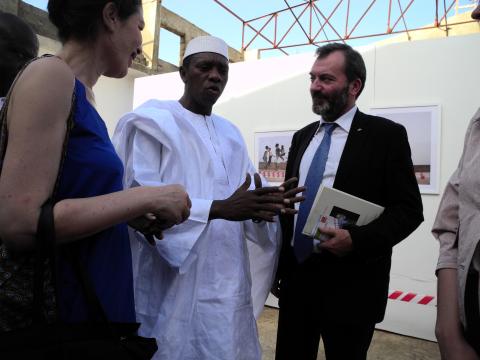 7. Hamane Niang -Ministro de Cultura de Mali-, y Ricardo Martínez Vázquez -Director General de Casa África- en la exposición Singularidades organizada por Casa África en la VIII Edición de la Bienal de Fotografía de Bamako, 2011