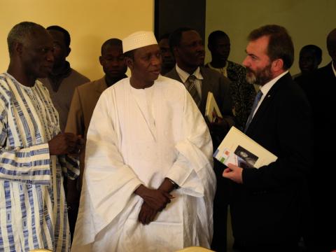 8. Hamane Niang -Ministro de Cultura de Mali-, y Ricardo Martínez Vázquez -Director General de Casa África- en la exposición Singularidades organizada por Casa África en la VIII Edición de la Bienal de Fotografía de Bamako, 2011