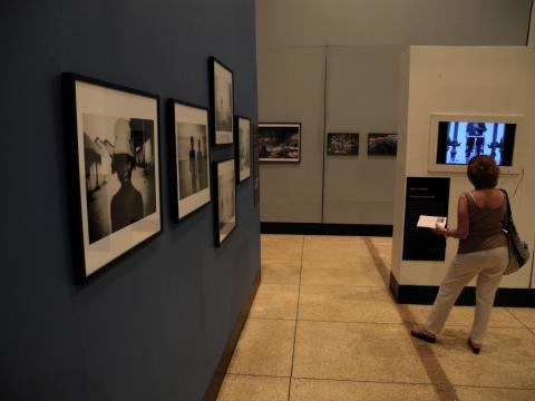 11. Imágenes de la exposición Singularidades organizada por Casa África en la VIII Edición de la Bienal de Fotografía de Bamako, 2011