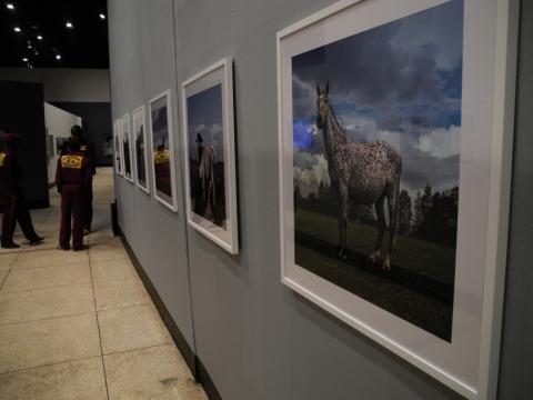 14. Imágenes de la exposición Singularidades organizada por Casa África en la VIII Edición de la Bienal de Fotografía de Bamako, 2011