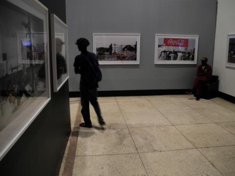 21. Imágenes de la exposición Singularidades organizada por Casa África en la VIII Edición de la Bienal de Fotografía de Bamako, 2011