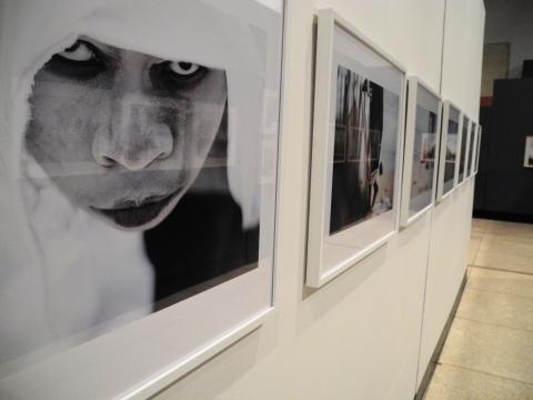 25. Imágenes de la exposición Singularidades organizada por Casa África en la VIII Edición de la Bienal de Fotografía de Bamako, 2011