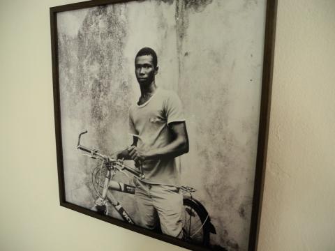 34. Imágenes de la exposición Singularidades organizada por Casa África en la VIII Edición de la Bienal de Fotografía de Bamako, 2011