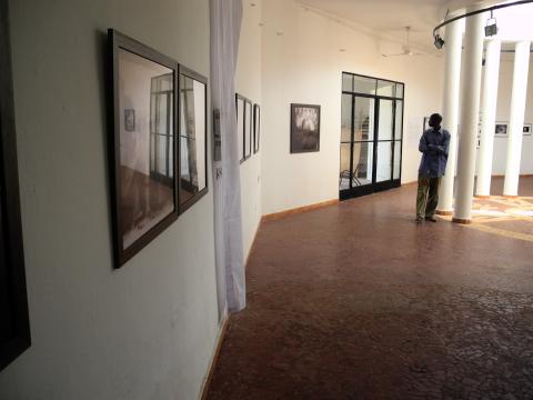35. Imágenes de la exposición Singularidades organizada por Casa África en la VIII Edición de la Bienal de Fotografía de Bamako, 2011