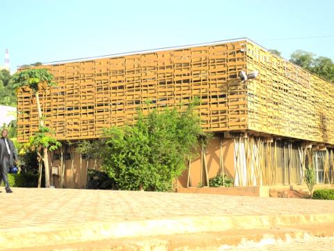 38. Imagen del centro de exposiciones donde se mostró Singularidades organizada por Casa África en la VIII Edición de la Bienal de Fotografía de Bamako, 2011