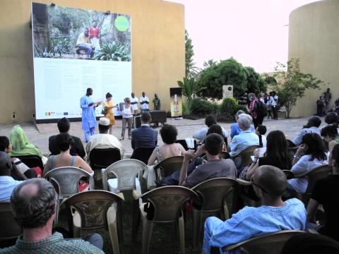 44. Entrega de los premios de fotografía del VIII Edición de la Bienal de Fotografía de Bamako, 2011