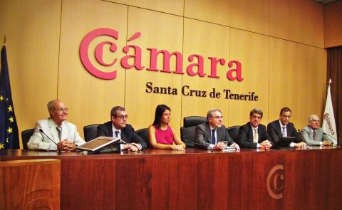 - Imagen de Guinea Bissau: Un país de oportunidades, en la Cámara de Comercio en Sta. Cruz de Tenerife, presidida por el Embajador de España en Guinea Bissau, Alfonso López Perona