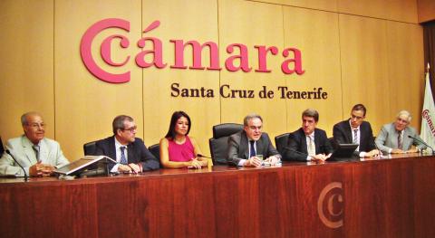 - Imagen de Guinea Bissau: Un país de oportunidades, en la Cámara de Comercio en Sta. Cruz de Tenerife, presidida por el Embajador de España en Guinea Bissau, Alfonso López Perona