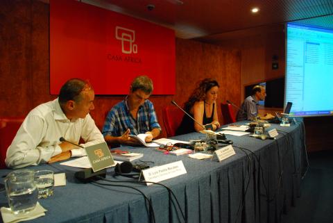 1. Imagen de la mesa de presentación del libro El Magreb y las migraciones subsaharianas: el papel de asociaciones y sindicatos  en Casa África