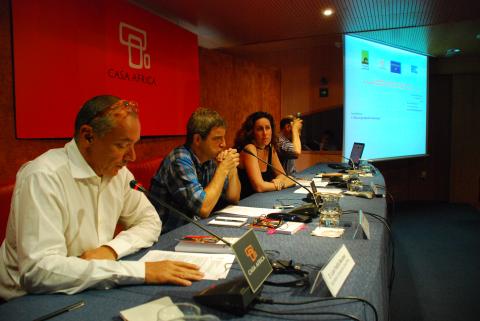 2. Imagen de la mesa de presentación del libro El Magreb y las migraciones subsaharianas: el papel de asociaciones y sindicatos  en Casa África