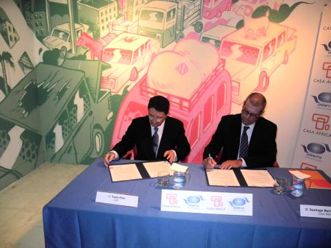 2. Firma del Memorándum entre Casa África y la OMT. A la izq. Taleb Rifai (Secretario General de la Organización Mundial del Turismo (OMT), y a la derecha Santiago Martínez-Caro (Director General de Casa África)