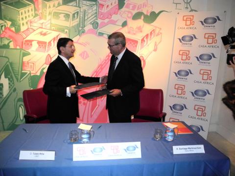 3. Acto de la firma del Memorándum entre Casa África y la OMT. A la izq. Taleb Rifai (Secretario General de la Organización Mundial del Turismo (OMT), y a la derecha Santiago Martínez-Caro (Director General de Casa África)