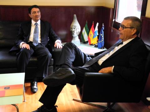 8. Imagen de la visita de Taleb Rifai a Casa África (Secretario General de la Organización Mundial del Turismo) con el Director General de Casa África, Santiago Martínez-Caro