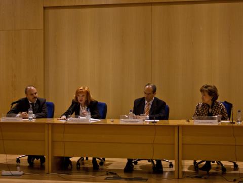 2. Mesa de presentación de la actividad presidida por Consuelo Vázquez Rueda -Secretaria General Adjunta de la Comisión Española de Cooperación con la UNESCO