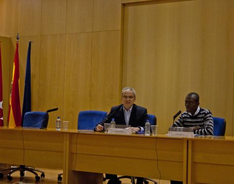 4. Imagen de una de las conferencias. De izq. a dere.: José Carlos Sendín -Doctor en Ciencias de la Comunicación y Profesor de Comunicación en la Universidad Rey Juan Carlos-, y Jean Arsène Yao -Doctor en Historia y profesor de la Universidad de Abiyán-