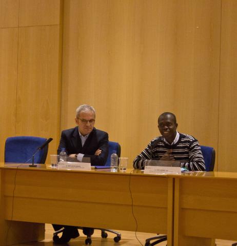 5. Imagen de una de las conferencias. De izq. a dere.: José Carlos Sendín -Doctor en Ciencias de la Comunicación y Profesor de Comunicación en la Universidad Rey Juan Carlos-, y Jean Arsène Yao -Doctor en Historia y profesor de la Universidad de Abiyán-