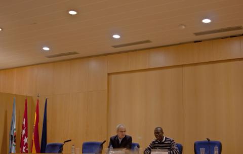 6. Imagen de una de las conferencias. De izq. a dere.: José Carlos Sendín -Doctor en Ciencias de la Comunicación y Profesor de Comunicación en la Universidad Rey Juan Carlos-, y Jean Arsène Yao -Doctor en Historia y profesor de la Universidad de Abiyán-