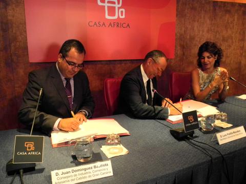 1. Firma del Convenio de Colaboración entre Casa África y el Cabildo de Gran Canaria para la participación de María Mía en la Ghana Fashion and Design Week, 2012