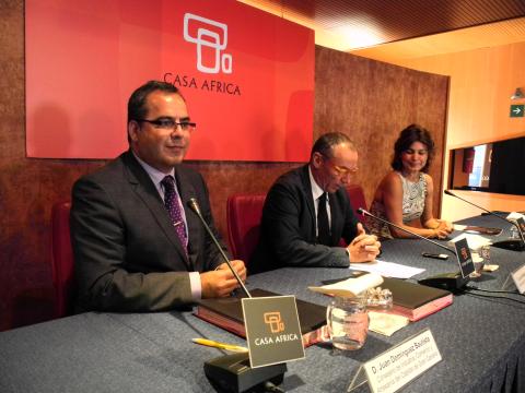 2. A la izq. Juan Domínguez Bautista, Consejero de Industria, Comercio y Artesanía del Cabildo de Gran Canaria, en la rueda de prensa