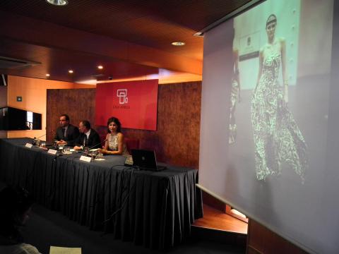 6. De izq. a derecha: Juan Domínguez Bautista - Consejero de Industria, Comercio y Artesanía del Cabildo de Gran Canaria-, Luis Padilla -Secretario General de Casa África-, y María Mía -Diseñadora y estilista-
