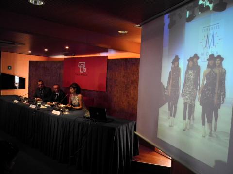 7. De izq. a derecha: Juan Domínguez Bautista - Consejero de Industria, Comercio y Artesanía del Cabildo de Gran Canaria-, Luis Padilla -Secretario General de Casa África-, y María Mía -Diseñadora y estilista-