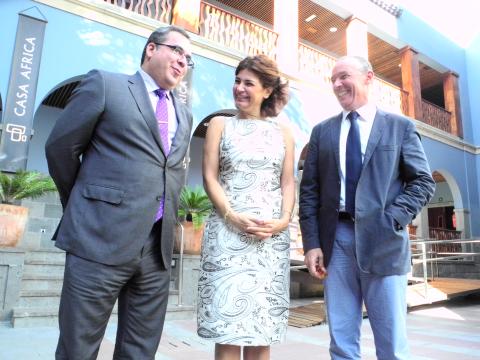 12. De izq. a derecha: Juan Domínguez Bautista - Consejero de Industria, Comercio y Artesanía del Cabildo de Gran Canaria-, Luis Padilla -Secretario General de Casa África-, y María Mía -Diseñadora y estilista- en la recepción en el Patio de Casa África