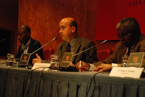 2. Presentación del acto por José Luis Márquez -Gerente de Casa África- por la celebración del III Aniversario de la Federación de Asociaciones de Africanos en Canarias (FAAC) en Casa África