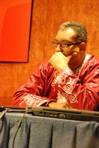 5. Imagen de Antumi Toasijé, Politólogo, Historiador y Director de Wanafrica quien ofreció la conferencia El panafricanismo ante los recientes ataques a la soberanía de los estados africanos