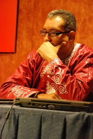 6. Imagen de Antumi Toasijé, Politólogo, Historiador y Director de Wanafrica quien ofreció la conferencia El panafricanismo ante los recientes ataques a la soberanía de los estados africanos