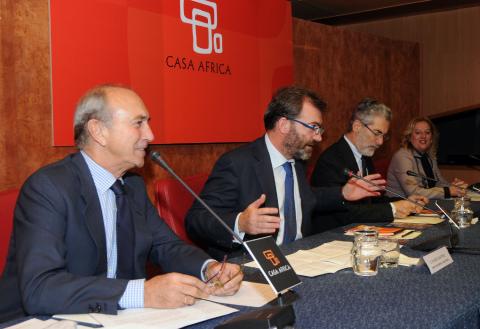 1. Inauguración del Seminario con José Regidor García -Rector de la ULPGC-, Jaime Rodríguez-Toubes -vicealmirante Jefe del Instituto Español de Estudios Estratégicos-,  y al centro Ricardo Martínez Vázquez -Director General de Casa África-
