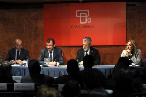 2. Inauguración del Seminario con José Regidor García -Rector de la ULPGC-, Jaime Rodríguez-Toubes -vicealmirante Jefe del Instituto Español de Estudios Estratégicos-,  y al centro Ricardo Martínez Vázquez -Director General de Casa África-