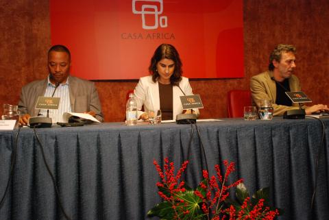 3. Mesa de conferencias presidida por Raquel Espino -Vicerrectora de Calidad e Innovación Educativa de la ULPGC-, a su izq. Paul Martins -experto de Pax Africa-, y al otro lado Javier Bauluz -periodista enviado a Ruanda-