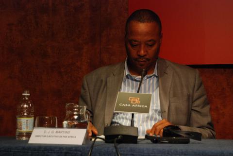4. Imagen de Paul Martins, experto de Pax Africa durante la presentación de las congerencias del Seminario 'África y las operaciones de mantenimiento de la paz'