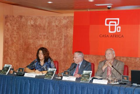 2. De izq. a dere.: Estefanía Calcines -Jefa del Área Web y Mediateca online de Casa África-, Antonio Bethencourt Massieu -Dtor. Estudios Atlánticos-, José Manuel Galván -Catedrático de Antropología Social de la ULL-
