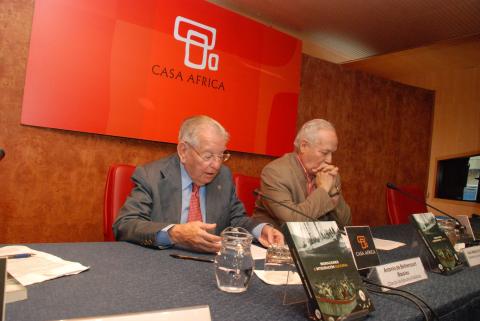 3. Imagen de Antonio Bethencourt Massieu -Dtor. Estudios Atlánticos-, y José Manuel Galván -Catedrático de Antropología Social de la ULL-