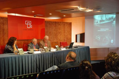 6. Imagen de la presentación del libro Migraciones e Integración Cultural. Lecturas históricas desde el espacio insular en Casa África