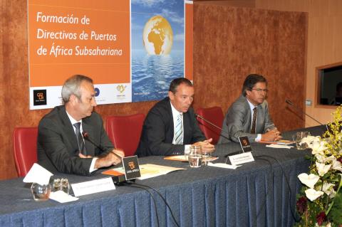 1. De izq. a dere.: José Daniel López -Dtor. APLP-, Luis Padilla -Secretario Gral. de Casa África-, Sergio Galván -FPLP- durante la inaguración del seminario